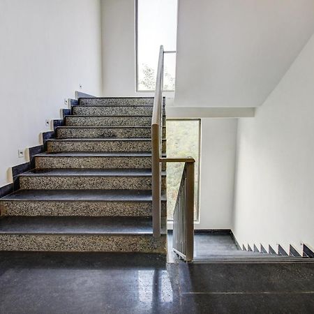 Super Townhouse Oak Aurelia Grand Hotel Лакнау Екстериор снимка