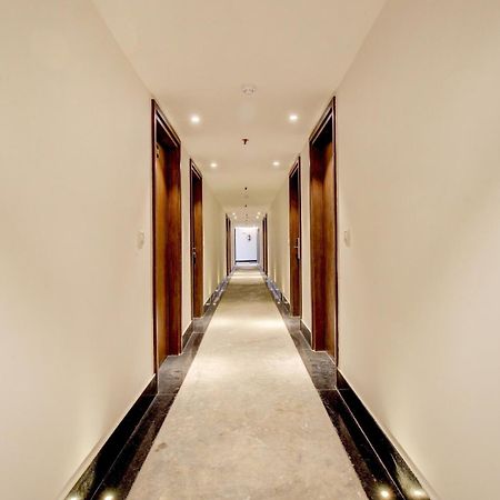 Super Townhouse Oak Aurelia Grand Hotel Лакнау Екстериор снимка