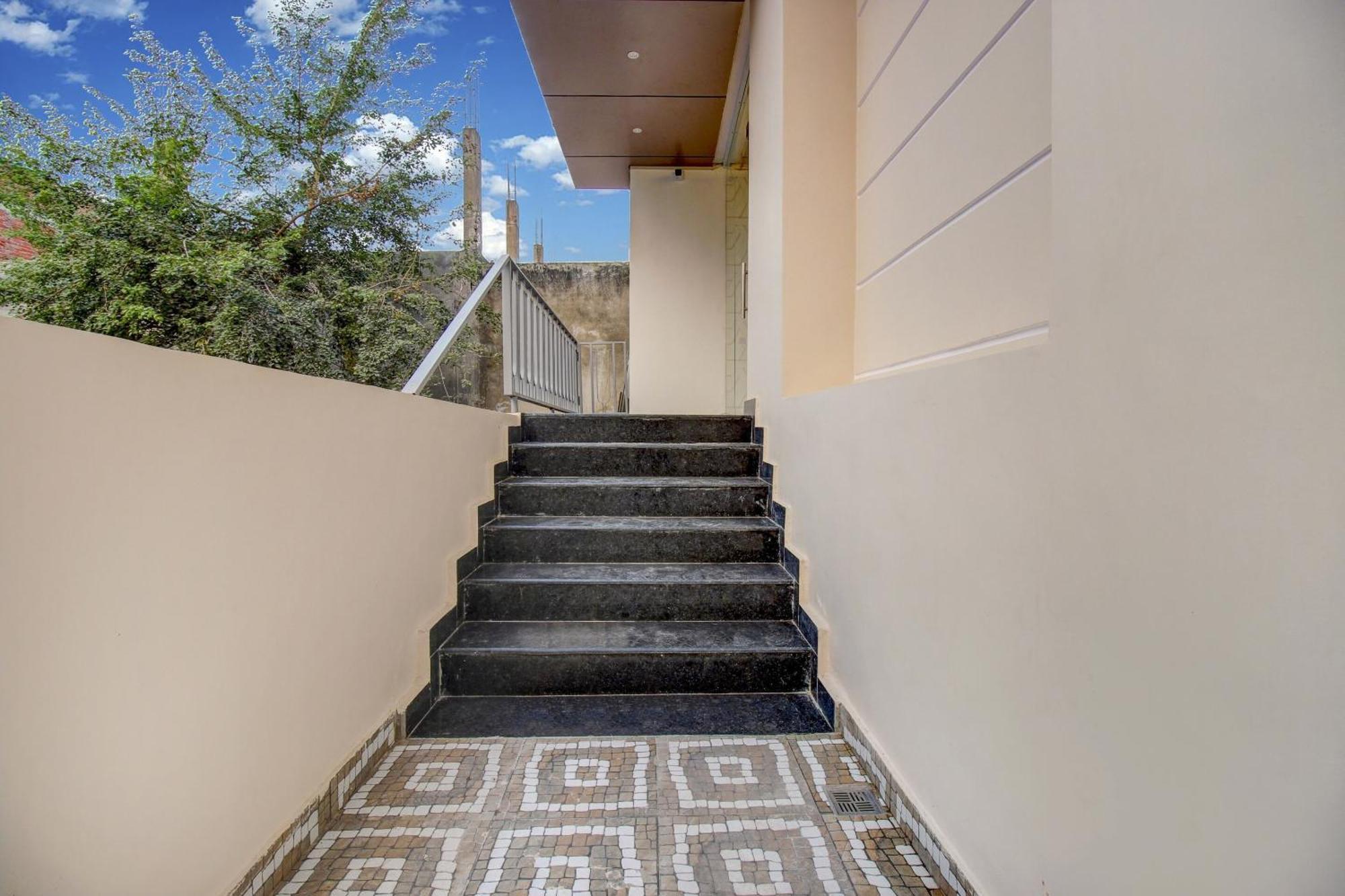 Super Townhouse Oak Aurelia Grand Hotel Лакнау Екстериор снимка