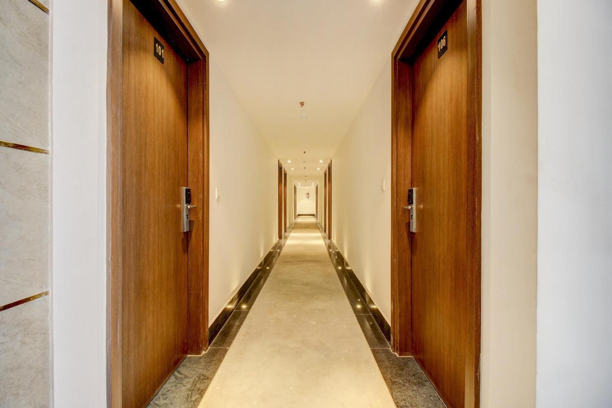 Super Townhouse Oak Aurelia Grand Hotel Лакнау Екстериор снимка