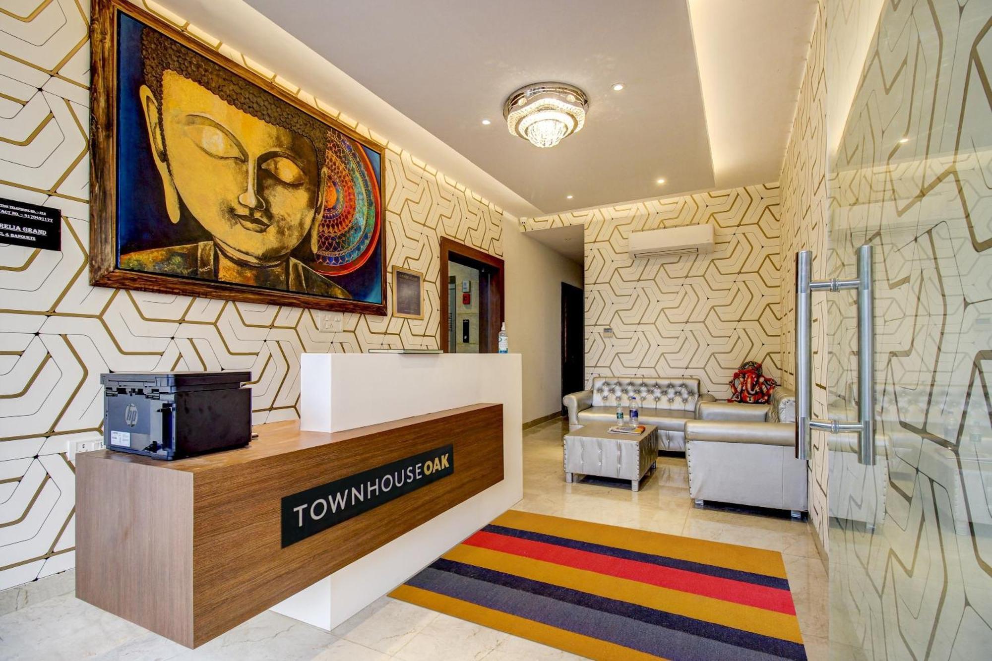 Super Townhouse Oak Aurelia Grand Hotel Лакнау Екстериор снимка