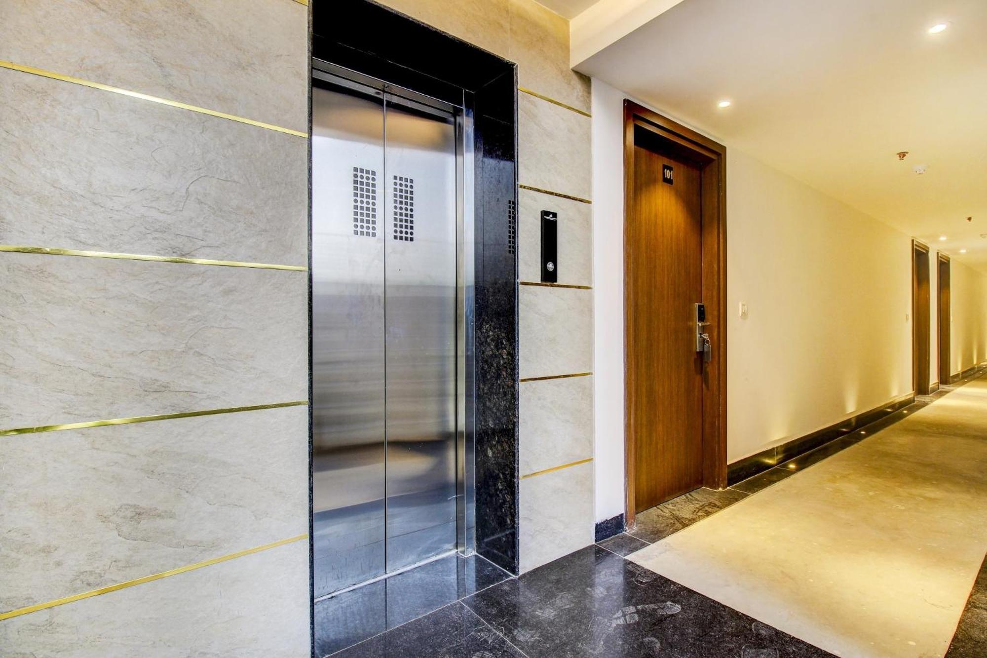 Super Townhouse Oak Aurelia Grand Hotel Лакнау Екстериор снимка