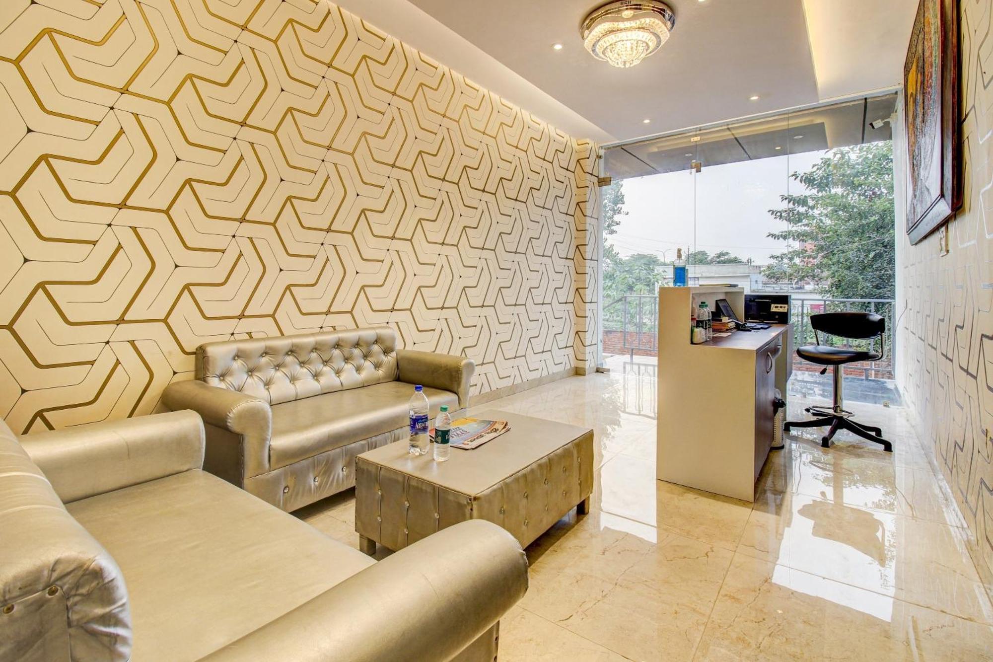 Super Townhouse Oak Aurelia Grand Hotel Лакнау Екстериор снимка