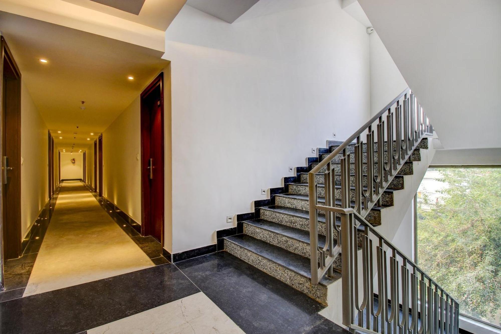 Super Townhouse Oak Aurelia Grand Hotel Лакнау Екстериор снимка