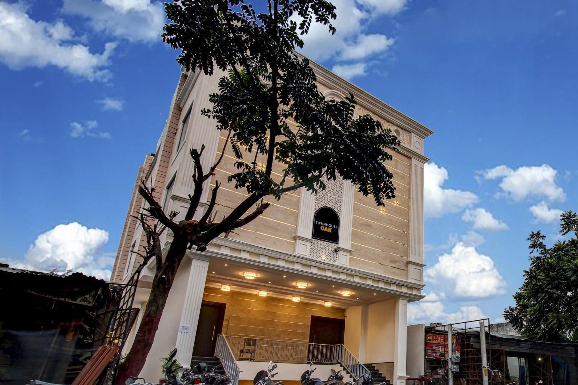 Super Townhouse Oak Aurelia Grand Hotel Лакнау Екстериор снимка