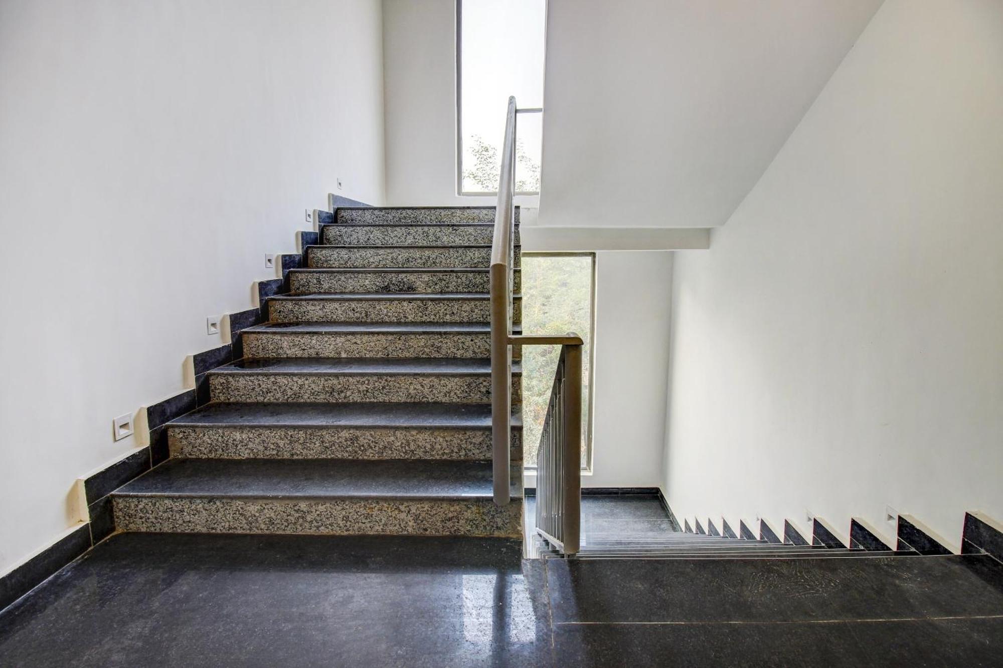 Super Townhouse Oak Aurelia Grand Hotel Лакнау Екстериор снимка