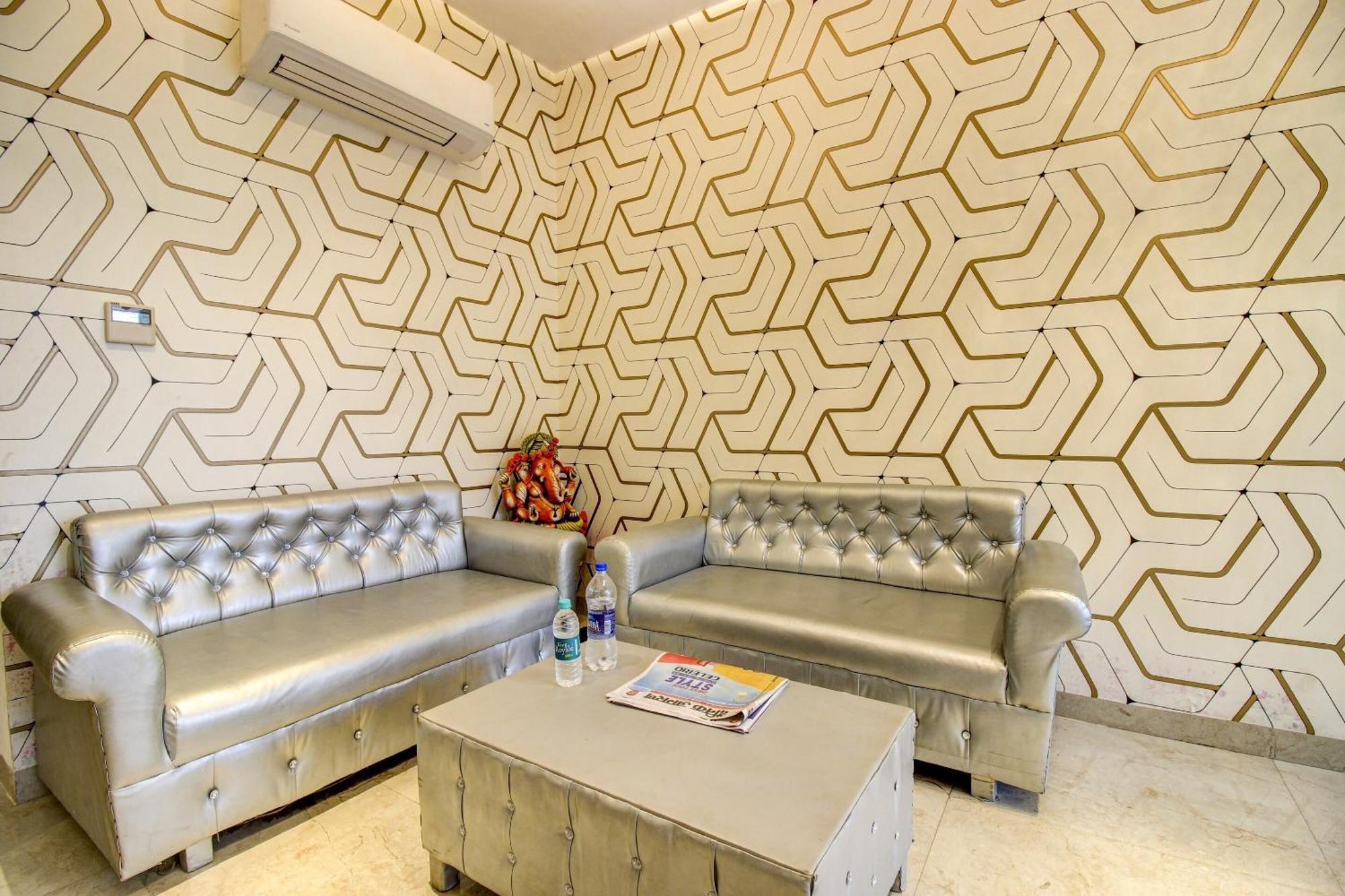 Super Townhouse Oak Aurelia Grand Hotel Лакнау Екстериор снимка