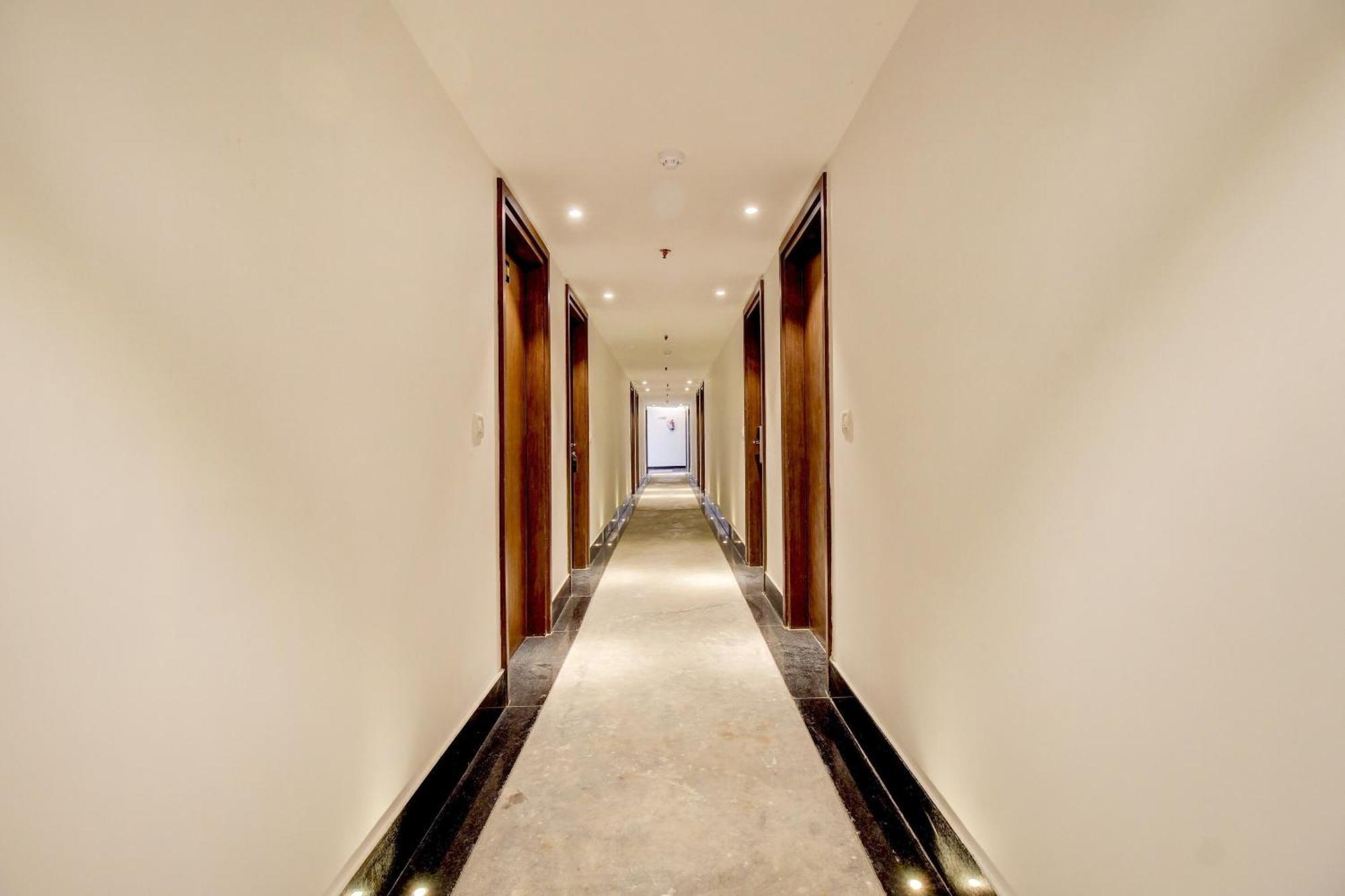 Super Townhouse Oak Aurelia Grand Hotel Лакнау Екстериор снимка