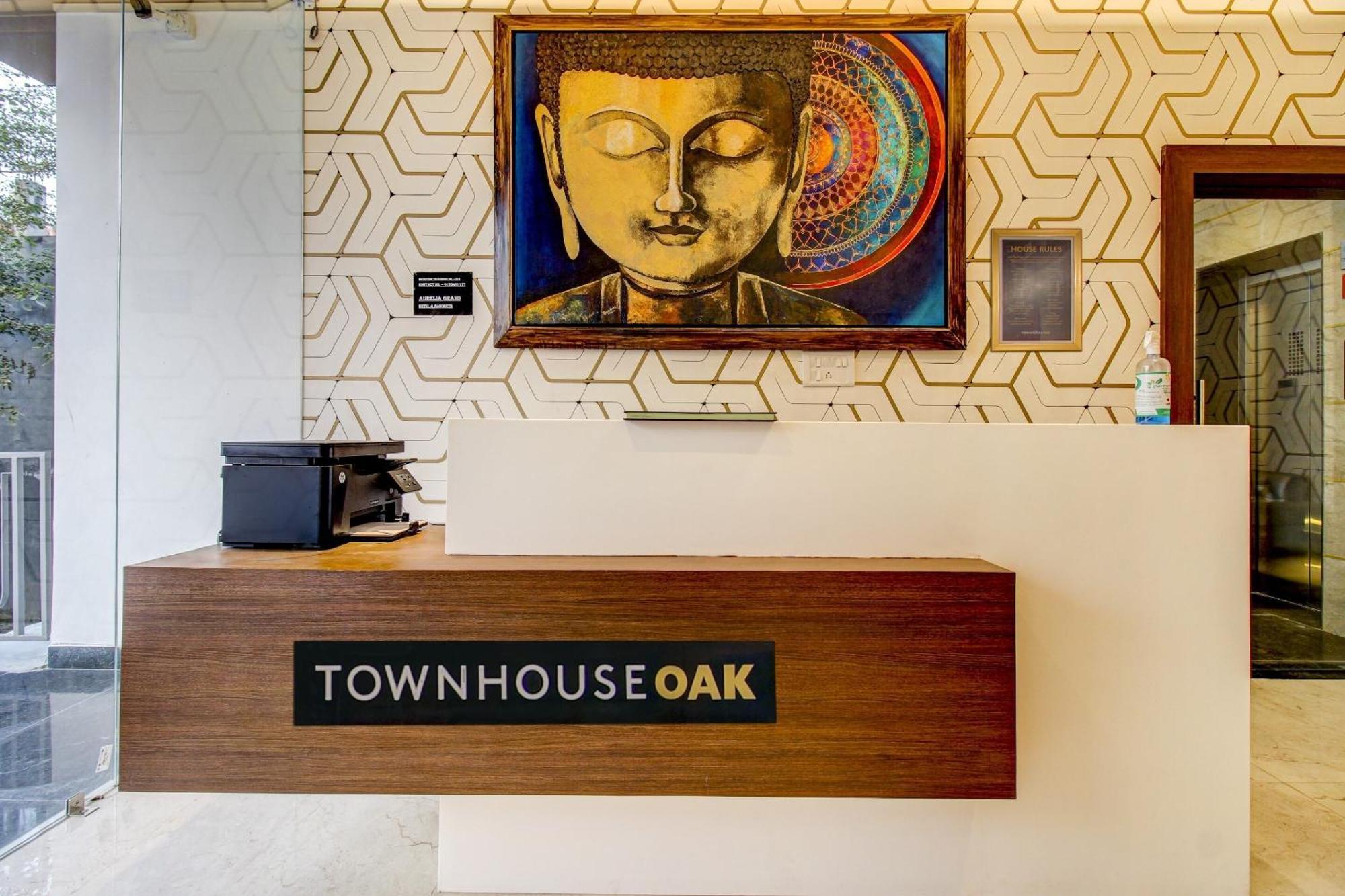 Super Townhouse Oak Aurelia Grand Hotel Лакнау Екстериор снимка
